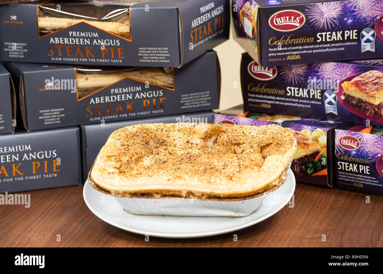 Yvonne McArthur, Asda Trading Assistant Schottland Lokale und Gordon Smith Sales und Marketing Director bei Glocken Food Group Ltd. Starten Sie die Feier Stockfoto