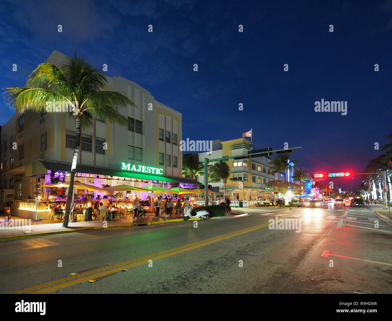 Miami Beach, Florida 12-19-2018 das Art déco-Viertel von Miami Beach und Ocean Drive in der Dämmerung. Stockfoto