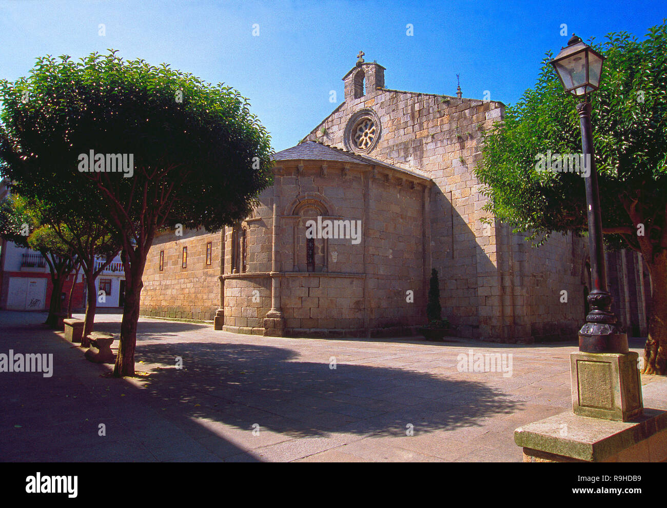Die Apsis der Kirche Santa Maria del Campo. Viveiro, Provinz Lugo, Galizien, Spanien. Stockfoto