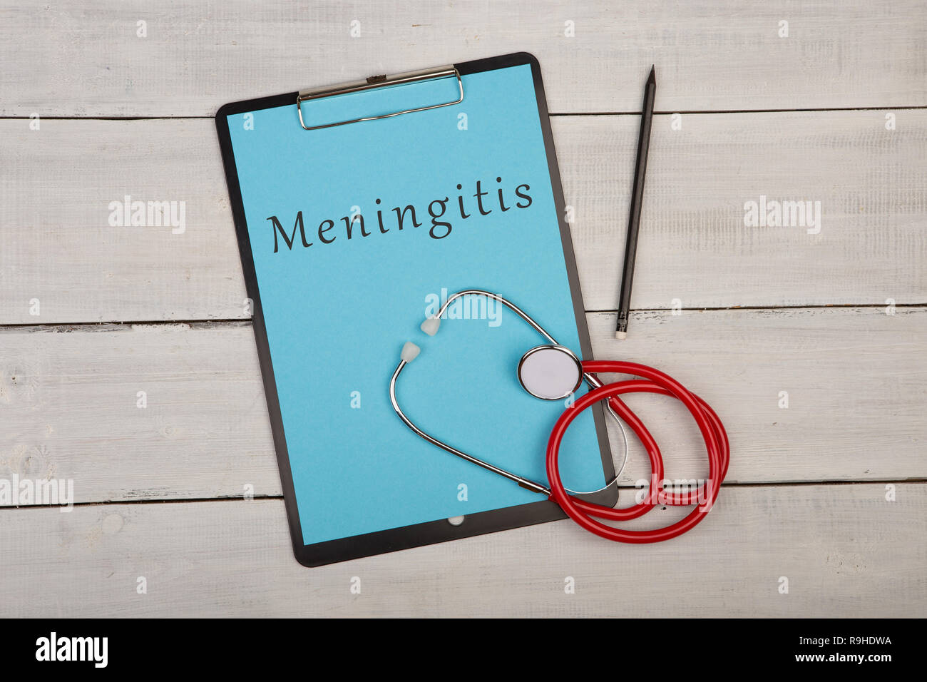 Tiermedizin Konzept - Zwischenablage mit Text 'Meningitis" und Stethoskop auf weißem Holz- Hintergrund Stockfoto