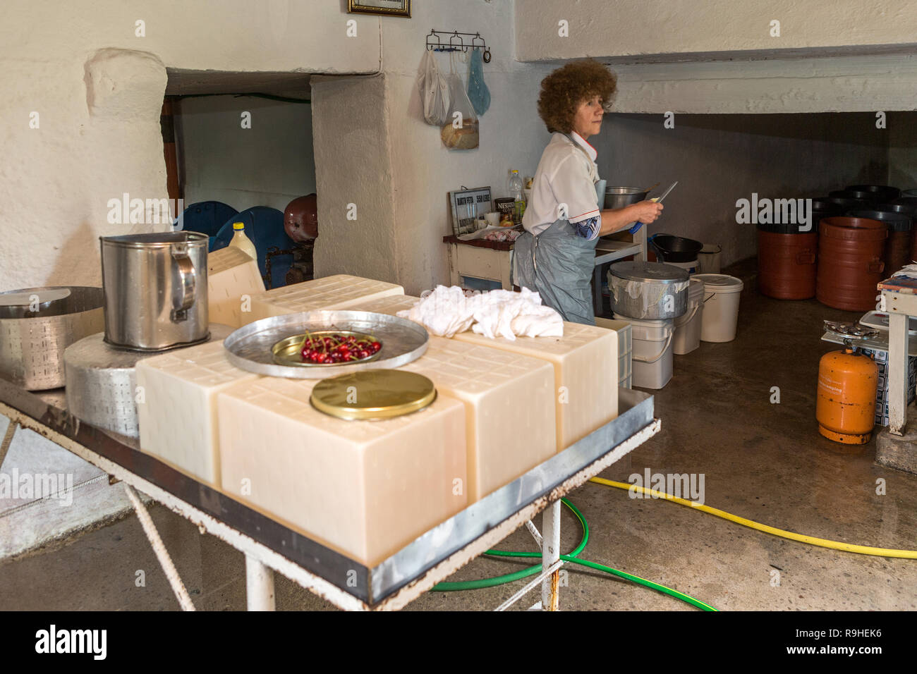 Lokale Käseproduktion in der Nähe von Borove Albanien Stockfoto