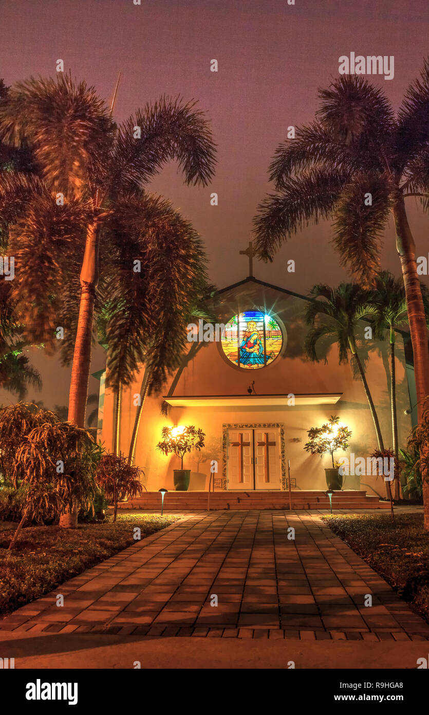 Naples, Florida, USA - Dezember 22, 2018: Saint Ann katholische Kirche vor Weihnachten in der Nacht in Naples, Florida. Redaktionelle Verwendung. Stockfoto