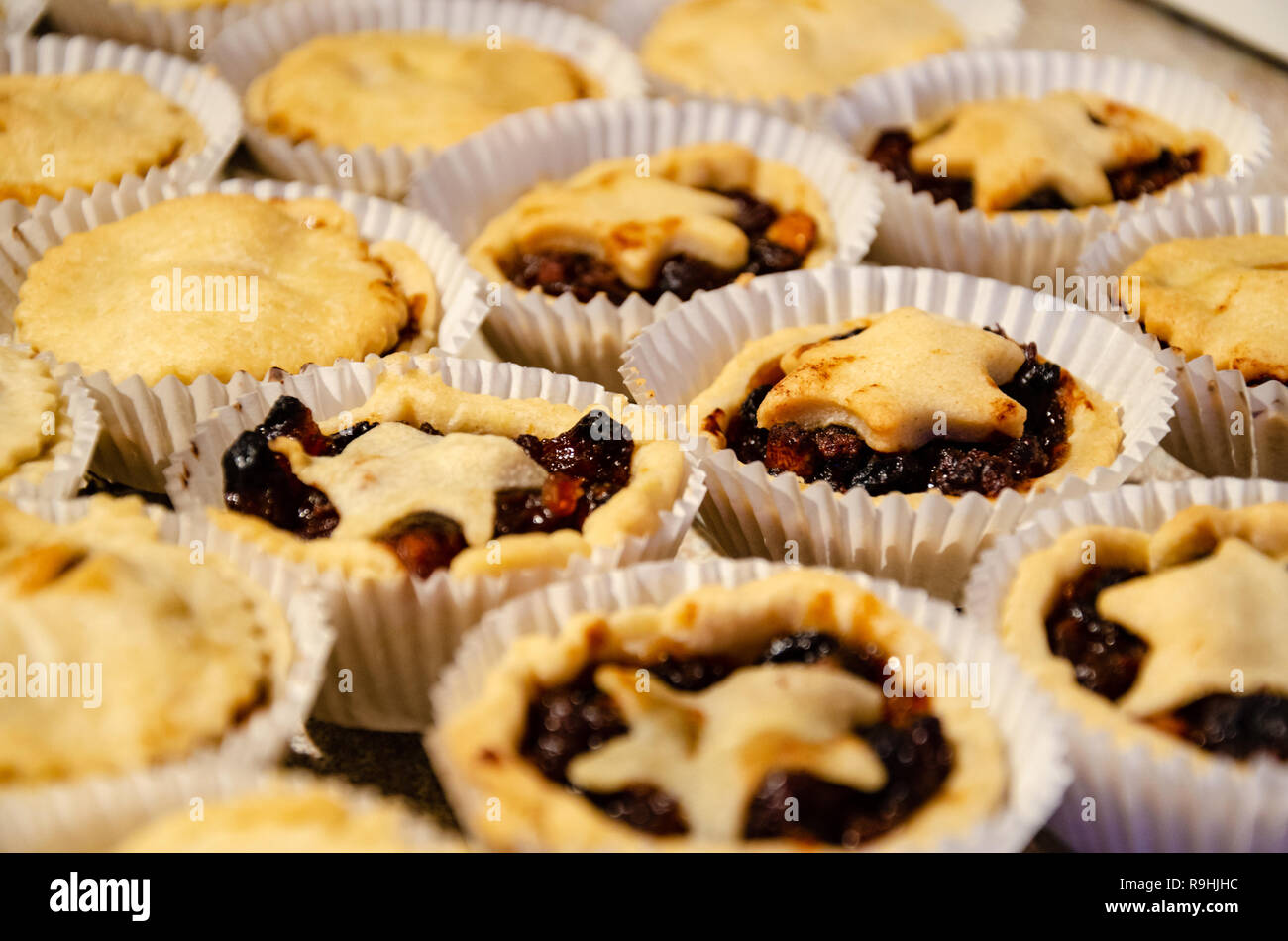 Hausgemachte mince pies sind eine festliche Weihnachten Snack oder Dessert. Stockfoto