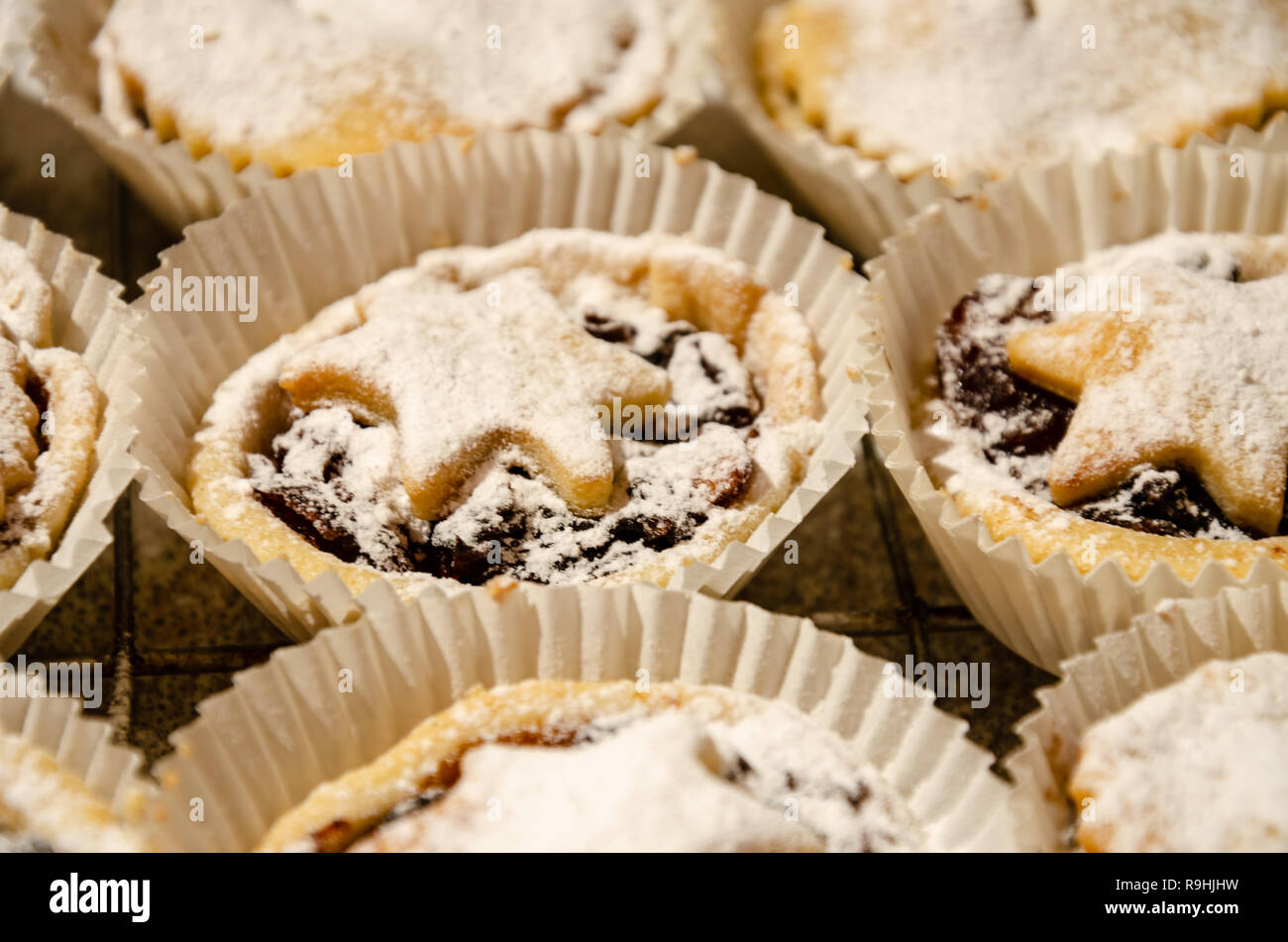Hausgemachte mince pies sind eine festliche Weihnachten Snack oder Dessert. Stockfoto