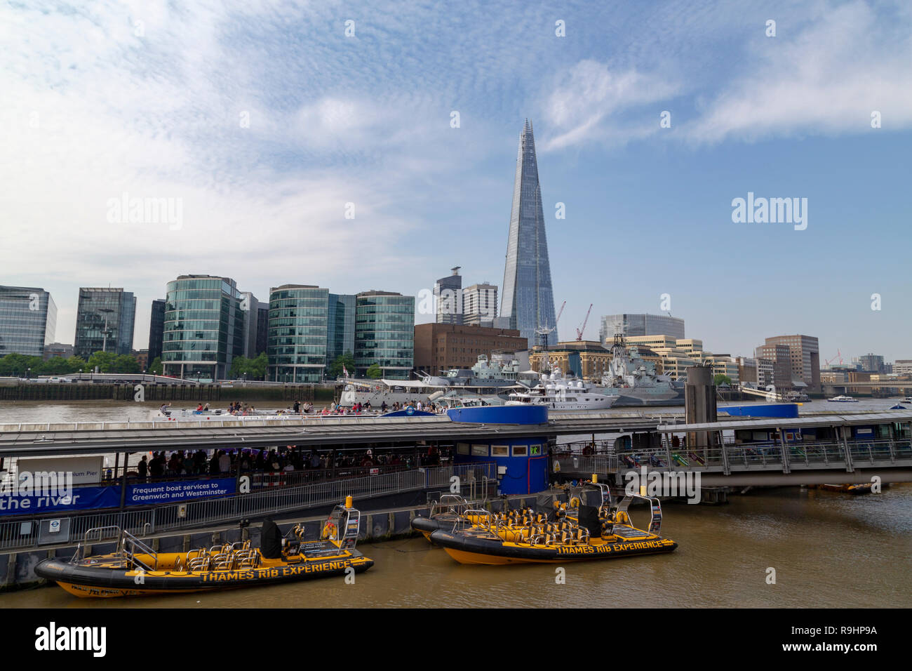 Hellen schönen Nachmittag angesichts der modernen London Skyline der Wolkenkratzer im Bau im Finanzviertel der Stadt von der Themse aus Riverside Stockfoto