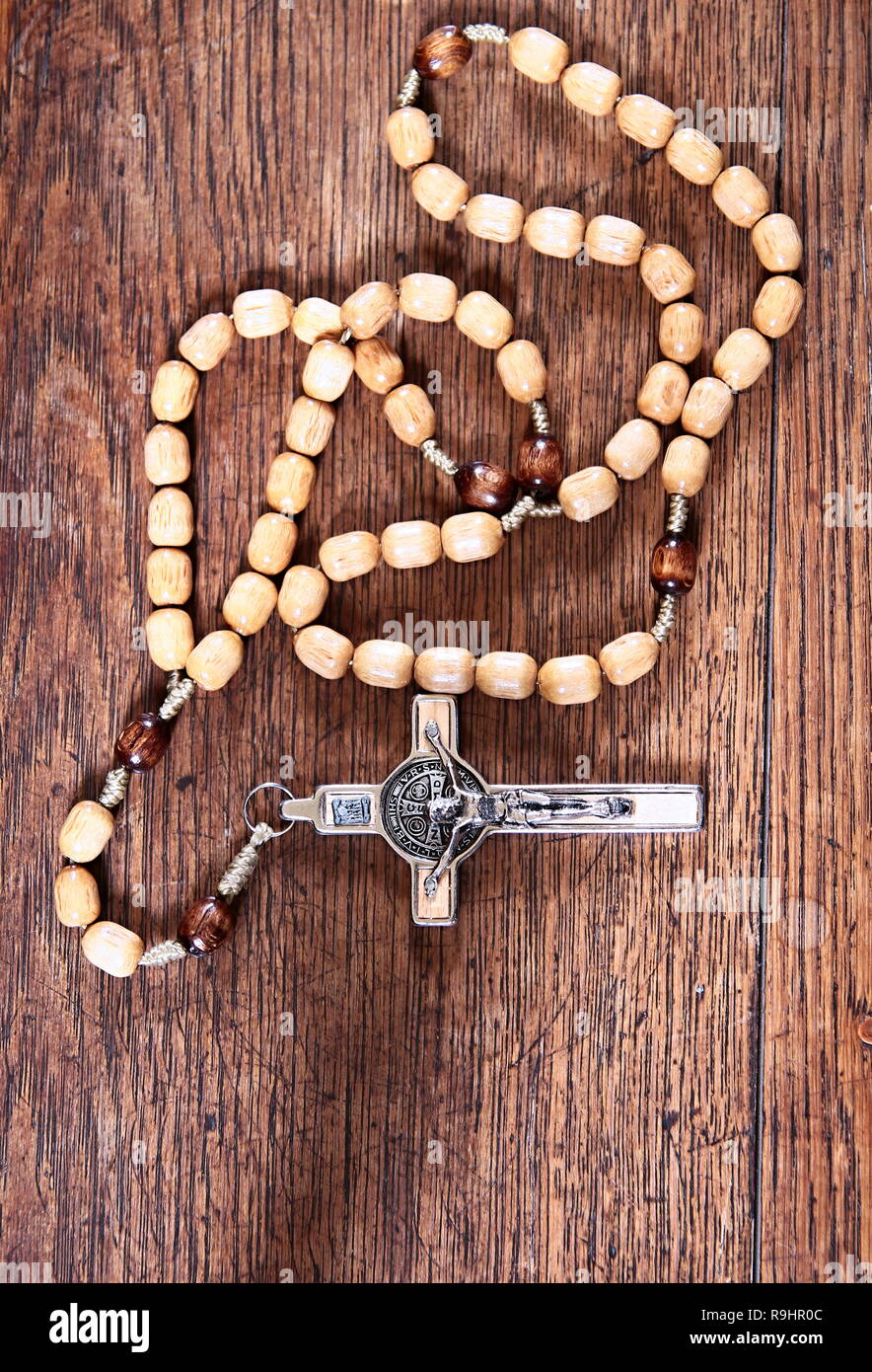 Kreuz auf einem Tisch in der Kirche auf weißem Hintergrund Stock Foto Stock Fotografie Stock Foto Stockfoto