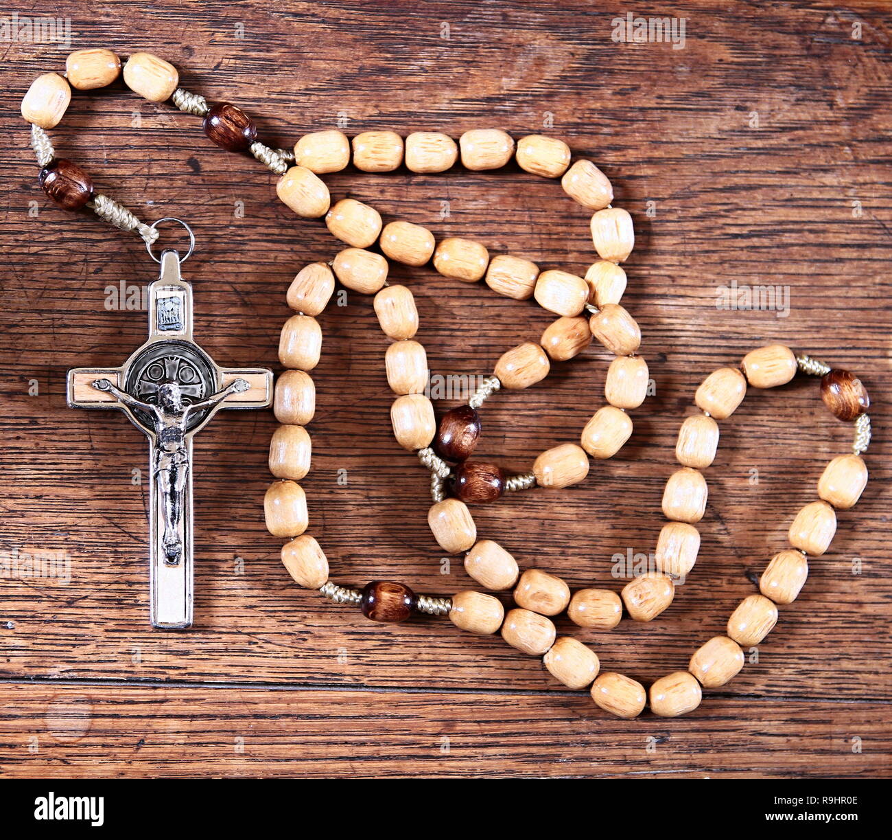 Kreuz auf einem Tisch in der Kirche auf weißem Hintergrund Stock Foto Stock Fotografie Stock Foto Stockfoto