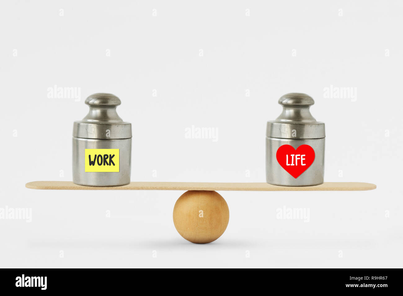 Gewichte mit den Worten die Arbeit und das Leben auf dem Papier Hinweis auf Balance Scale geschrieben - Konzept der Balance zwischen Arbeit und Leben Stockfoto