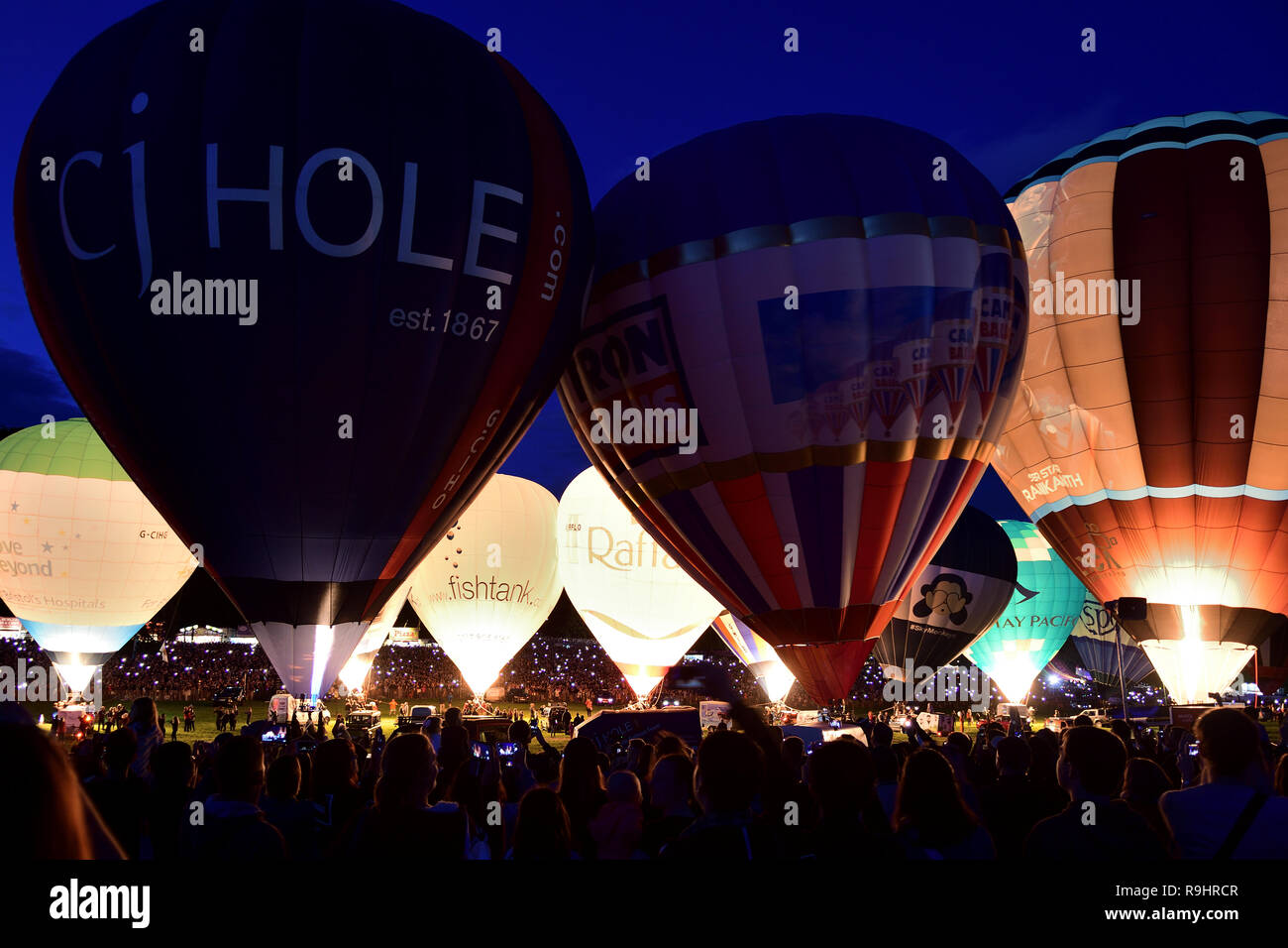 Blick auf Heißluftballons während der Nightglow an der Bristol International Ballon Fiesta Stockfoto