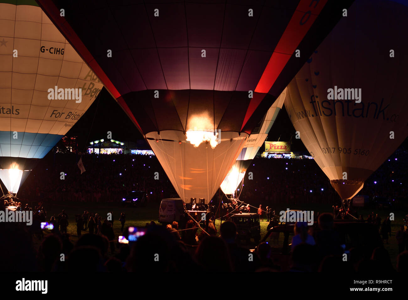 Blick auf Heißluftballons während der Nightglow an der Bristol International Ballon Fiesta Stockfoto