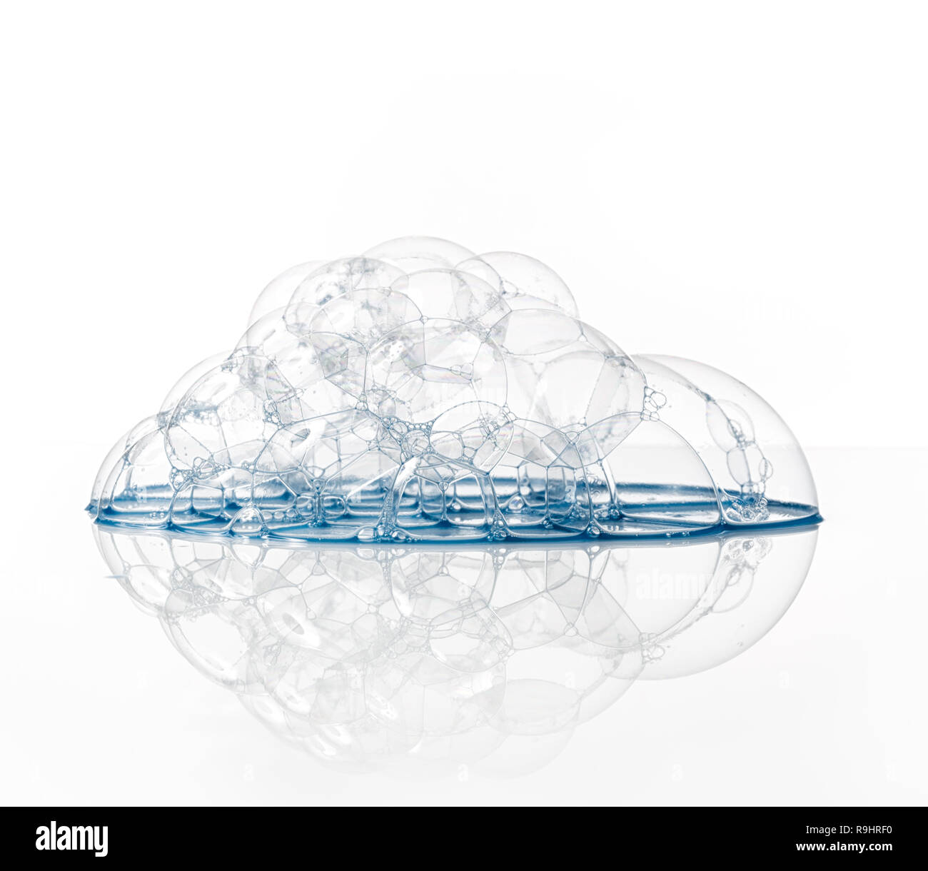 Seifenblasen mit Reflexion auf weißem Hintergrund. Stockfoto