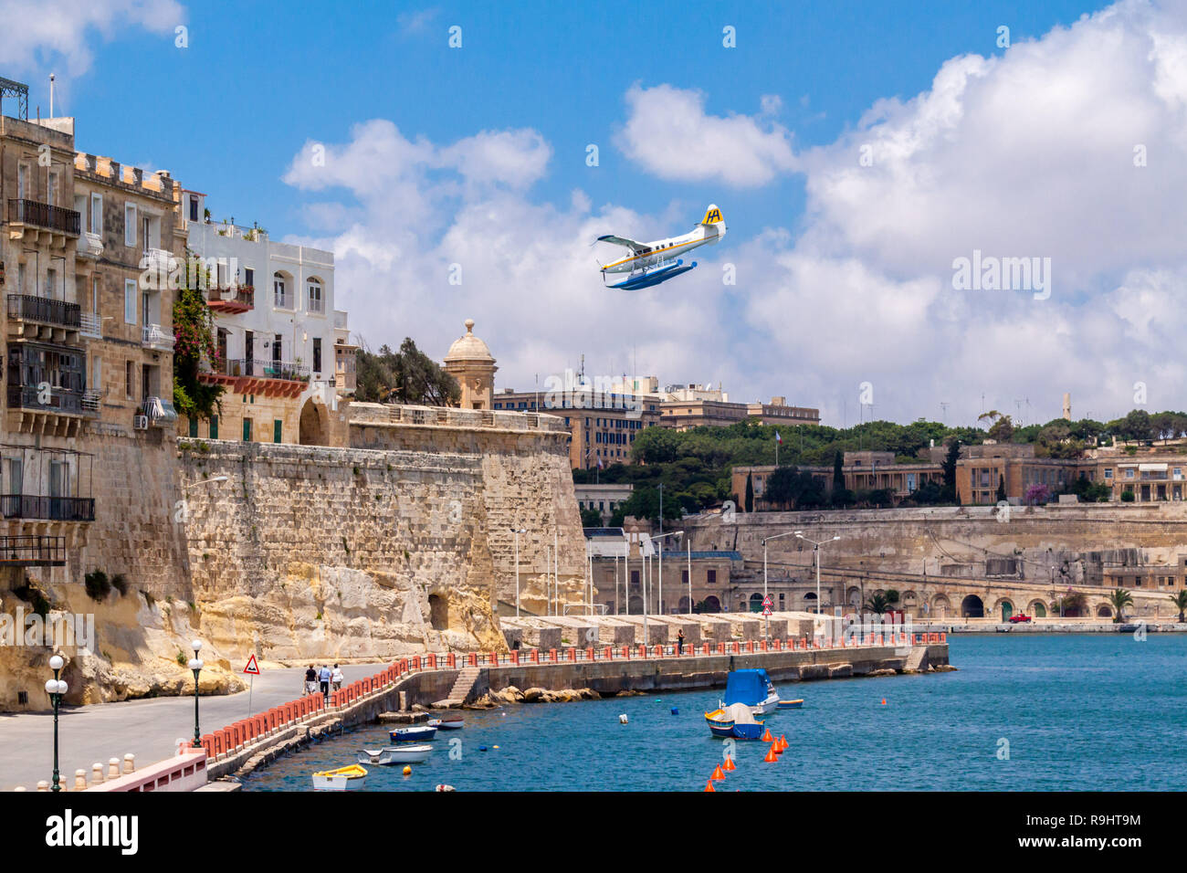 Valetta, Malta - 20.Juni 2010: Harbour Air Wasserflugzeug De Havilland Canada DHC-3 Otter Turbine 9 H-AFA ist Wasser Landung in den Grand Harbour. Stockfoto