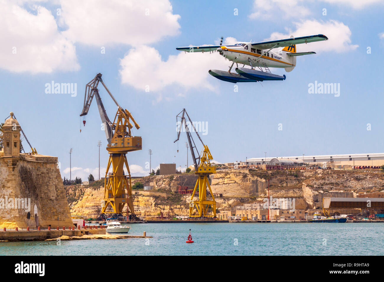 Valetta, Malta - 20.Juni 2010: Harbour Air Wasserflugzeug De Havilland Canada DHC-3 Otter Turbine 9 H-AFA ist in den Grand Harbour. Stockfoto
