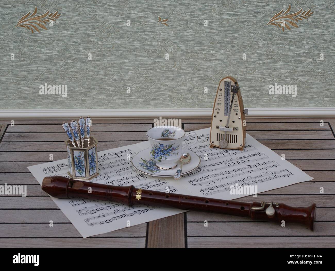 Flute on musical note sheet Fotos und Bildmaterial in hoher Auflösung