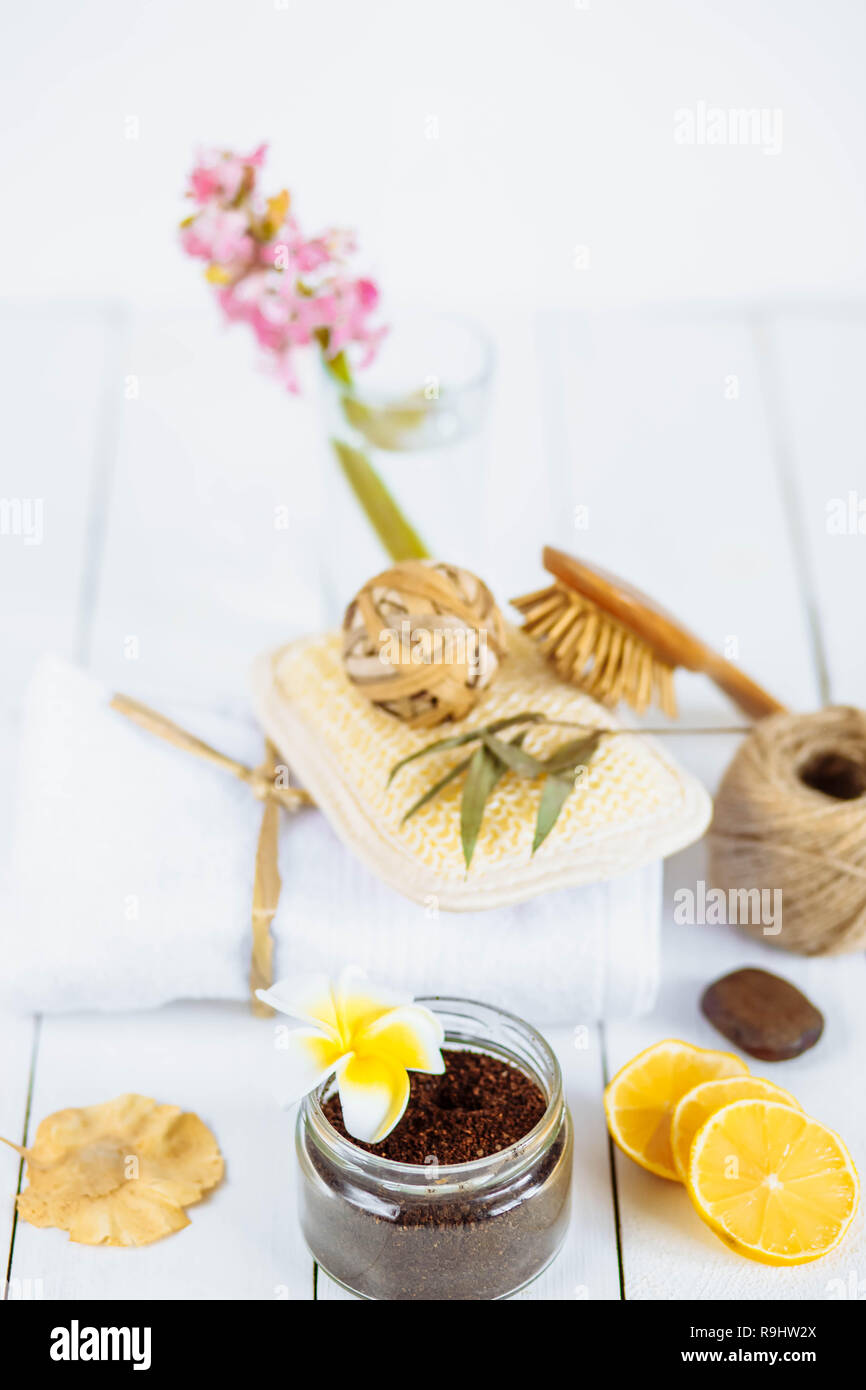 Body Scrub gemahlenen Kaffee Aloe vera Zucker und Zitronen auf weißem Hintergrund, hausgemachte Kosmetik für Peeling und spa Pflege, halten die Feuchtigkeit Ihrer Haut. G Stockfoto