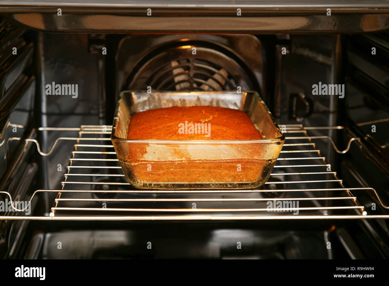 Kuchen in rechteckige Glas Form ist im Ofen gebacken Stockfotografie - Alamy
