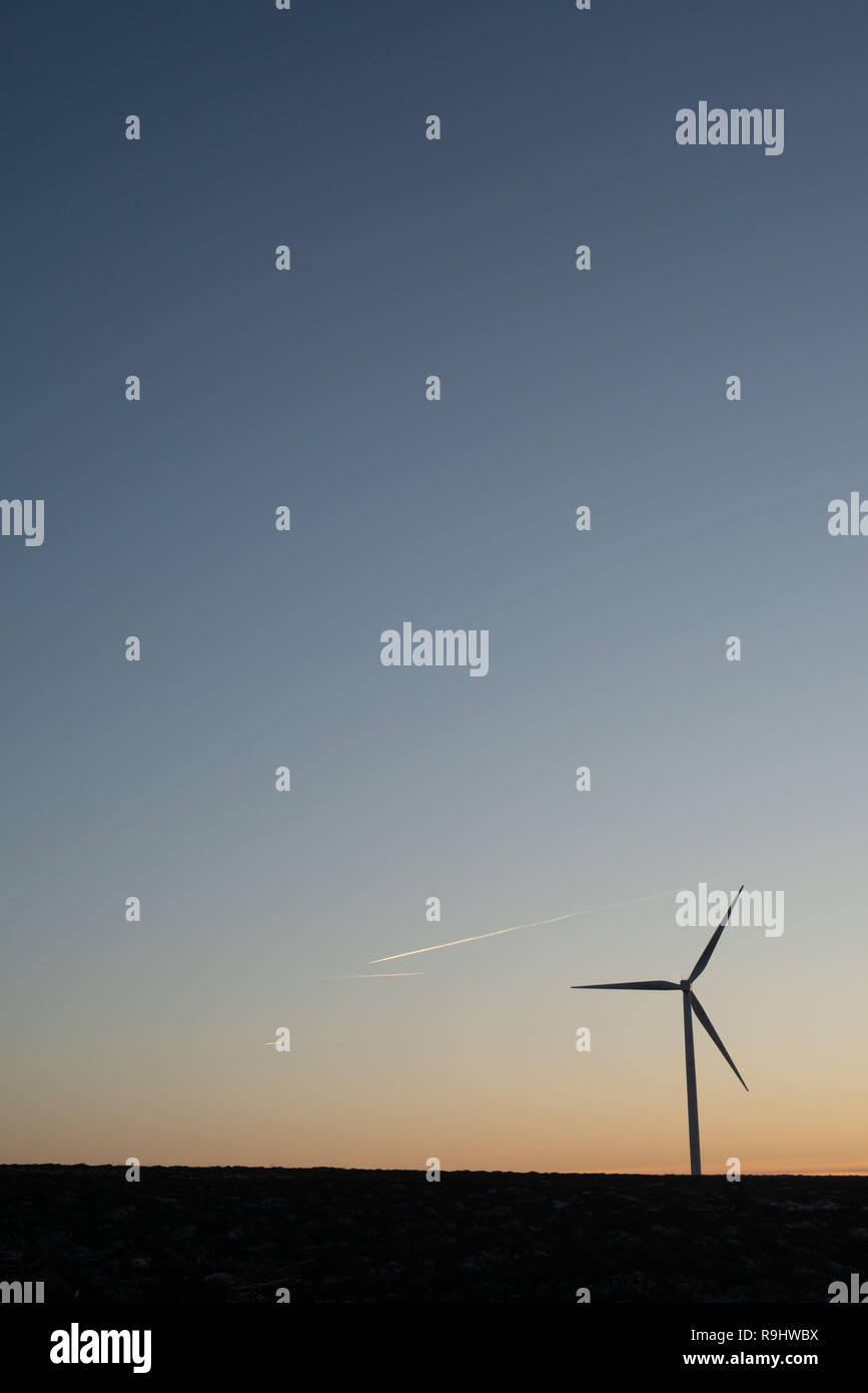 Windkraftanlagen in Pasteten Wind Farm in der Nähe von West Calder bei Sonnenuntergang Stockfoto