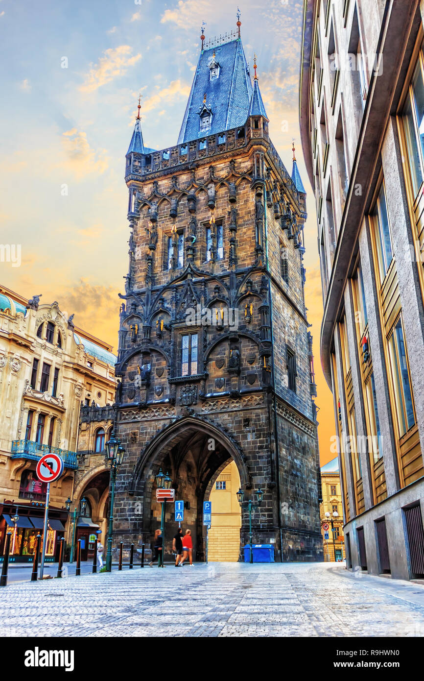 Pulverturm, einem berühmten Turm in der Royal Route von Prag, Tschechien Stockfoto