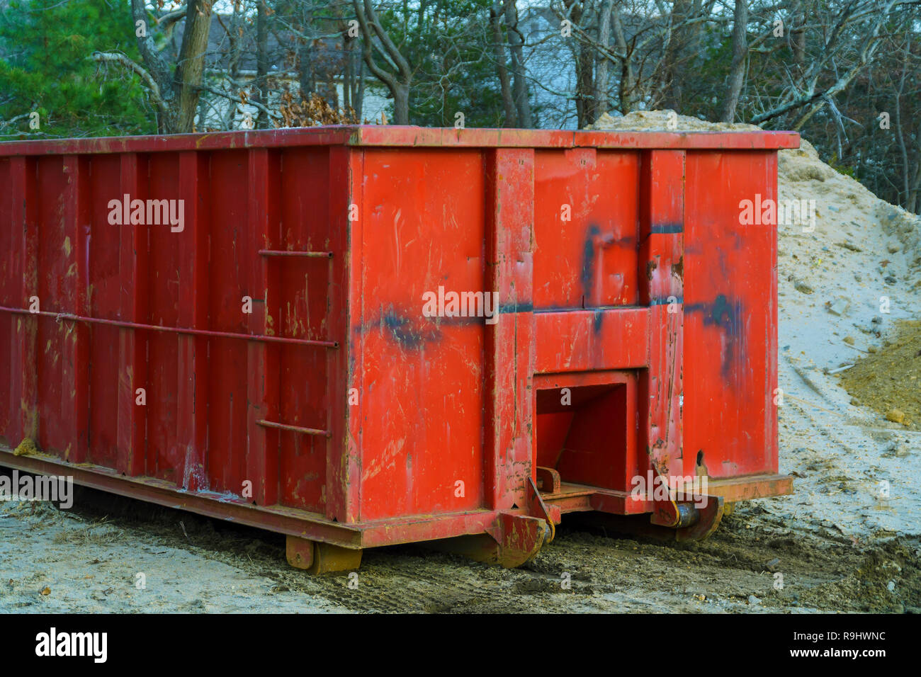 Rote metall Abfallbehälter mit Bauschutt Stockfoto