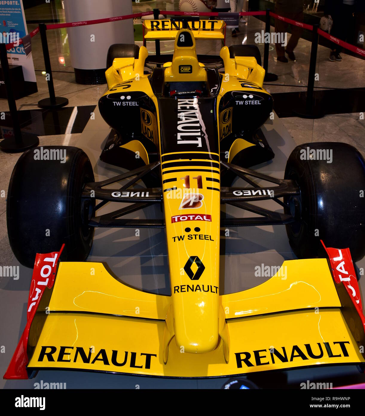 Renault R30 Formel-1-Auto von Robert Kubica in eine Mall gefahren. Stockfoto