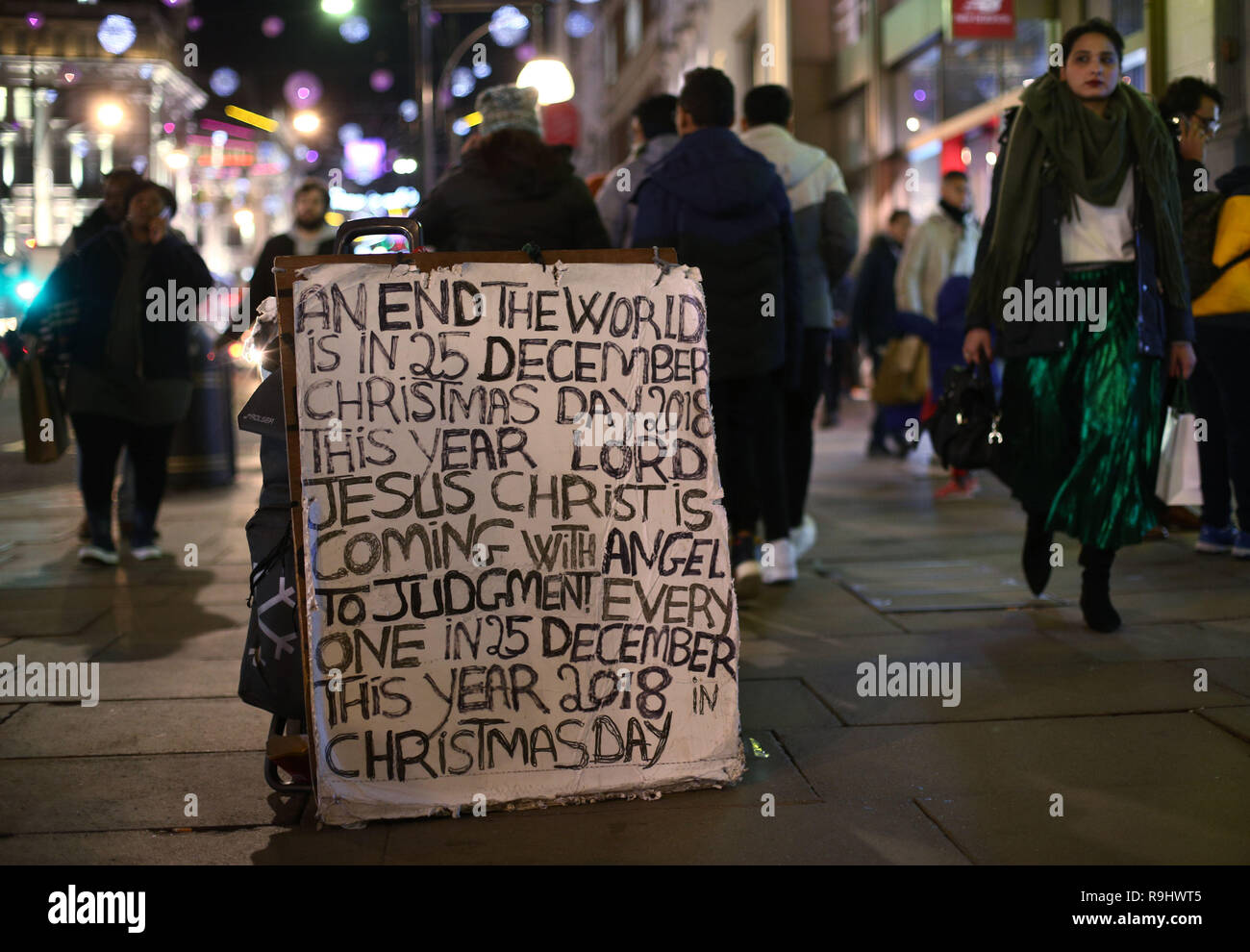 Ein Zeichen verkünden das Ende der Welt, am Weihnachtstag 2018, in der Oxford Street in Central London. Stockfoto