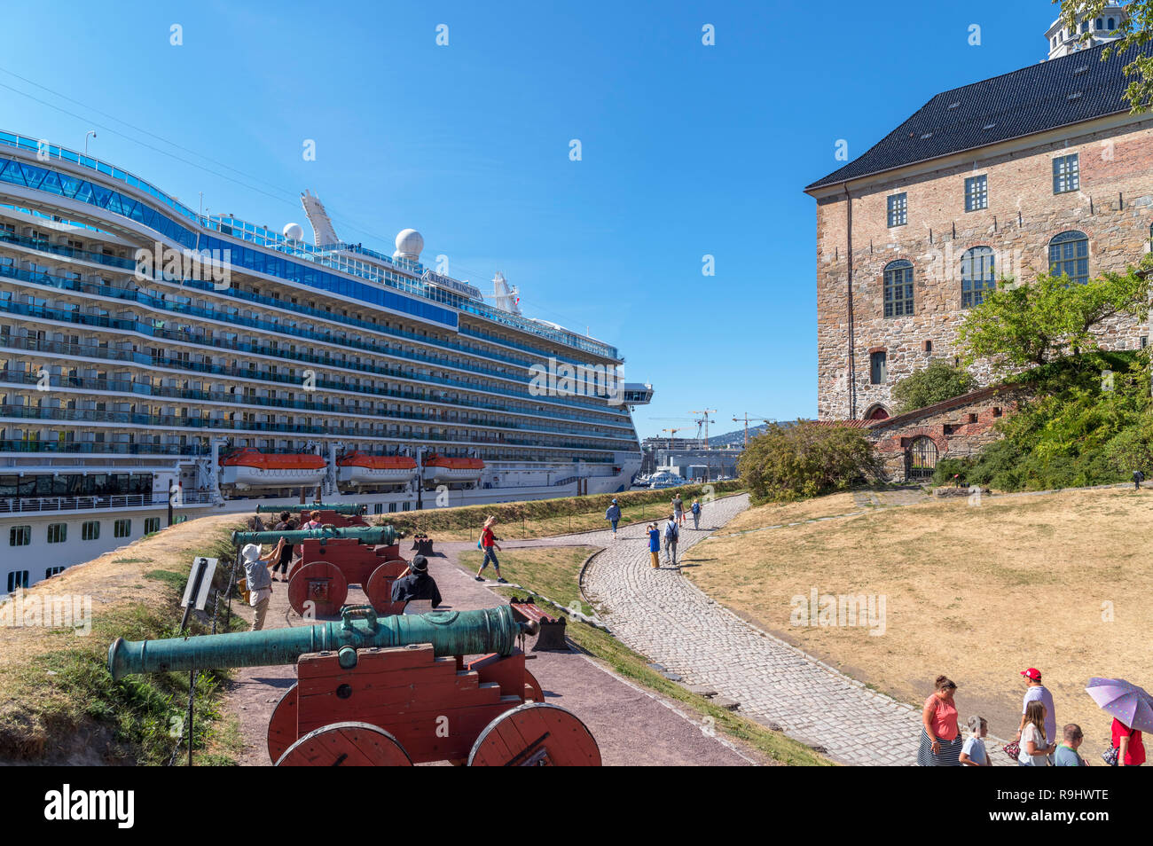 Regal Princess Cruise Liner vor der Festung Akershus (Akershus Festning) und Schloss Akershus (Akershus Slott), Oslo, Norwegen Stockfoto