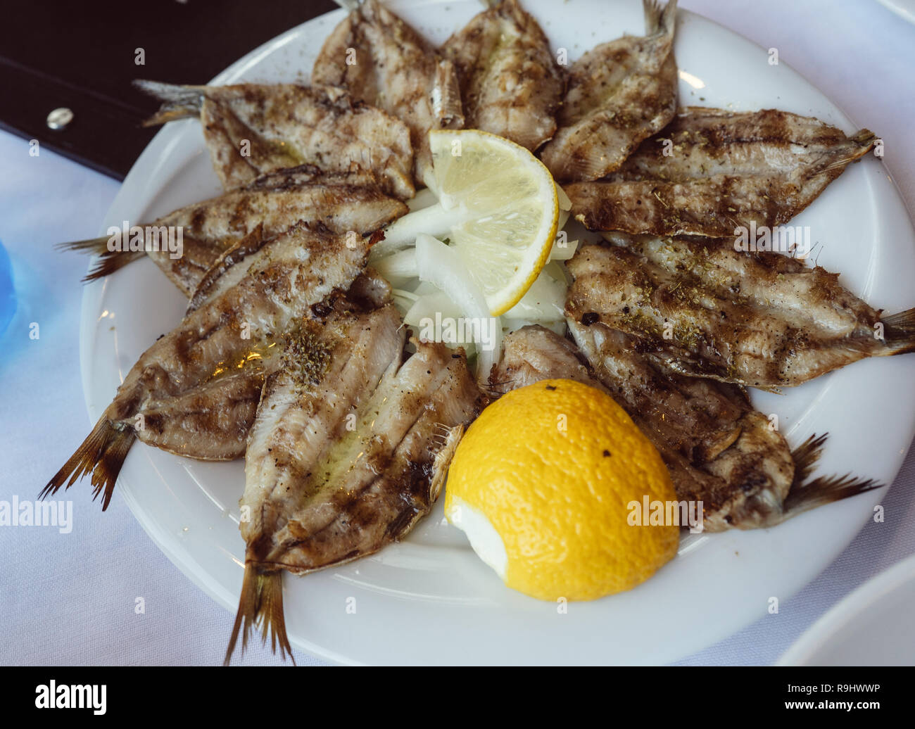 Kleinen gebratenen Fisch Vorspeise serviert mit Zitrone Stockfoto