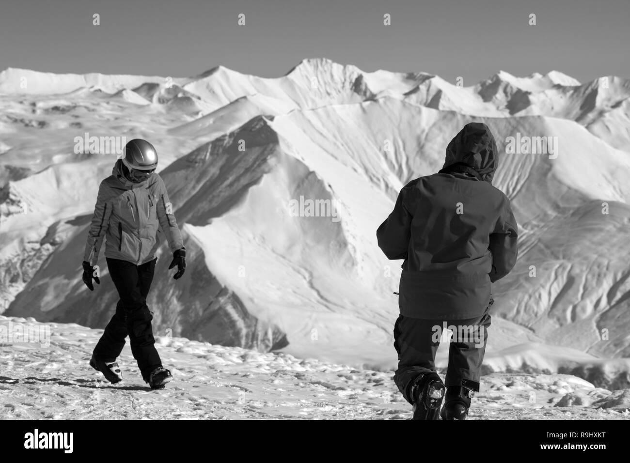 Zwei Skifahrer auf hohen schneebedeckten Berge. Kaukasus Berge im Winter, Georgien, Region Gudauri. Schwarz und Weiß getönten Landschaft. Stockfoto