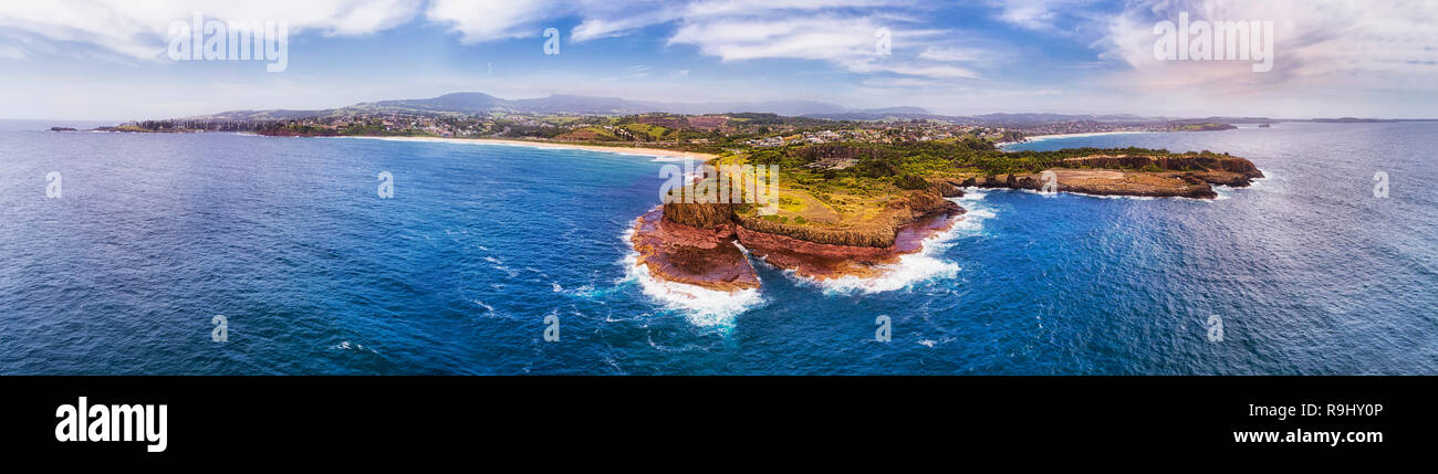 Pazifik Küste von Australien um Kiama Stadt und Bombo Steinbruch der sechseckigen Basalt pinnacle Felsen aus dem offenen Meer in weiten Antenne Panorama gesehen. Stockfoto