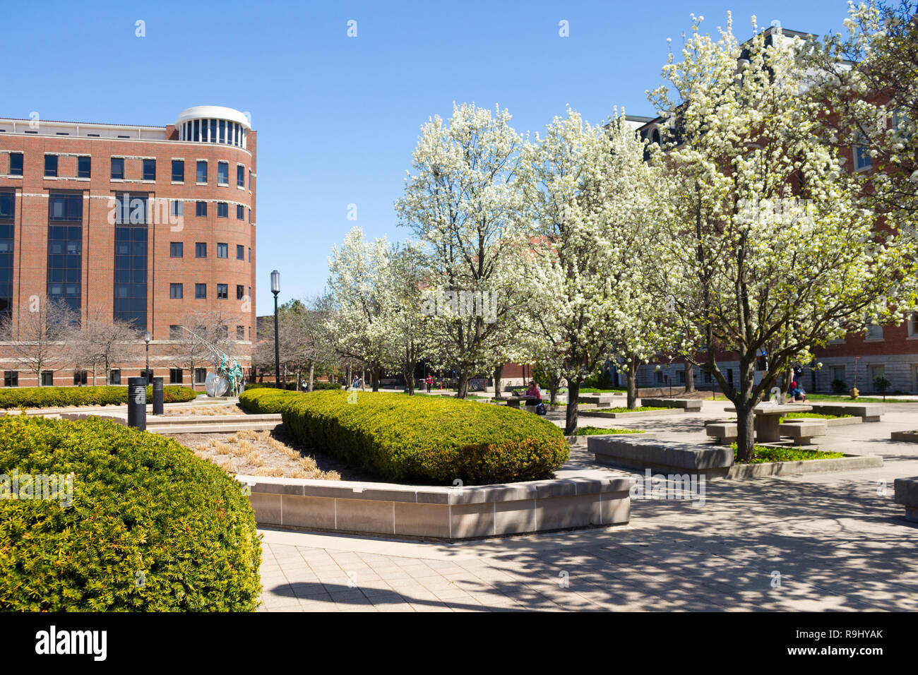 Founders Park im Frühjahr, Beering Hall im Hintergrund, Purdue University, West Lafayette, Indiana, USA Stockfoto