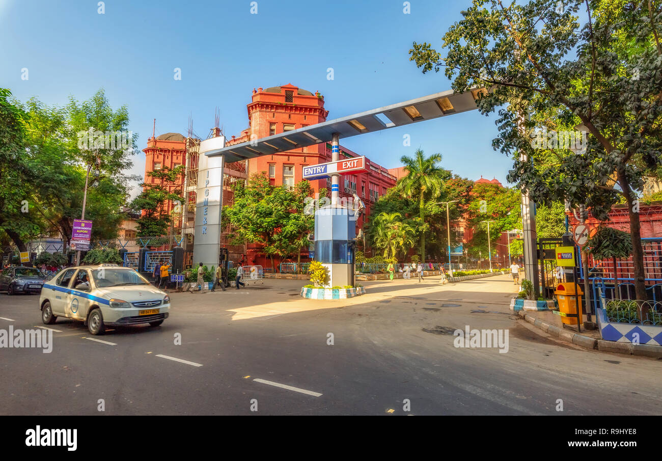 Erbe Regierung Gebäude Eingang der Präsidentschaft General Hospital mit Blick auf die City Road in Kolkata, Indien. Stockfoto