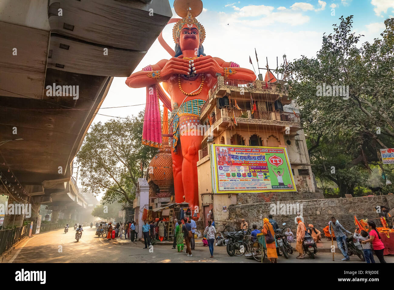 Hanuman Tempel in der Nähe von Karol Bagh Delhi mit gigantischen 108 Füße Satzung des Lord Hanuman mit Blick auf Delhi City Road bei Sonnenaufgang. Stockfoto