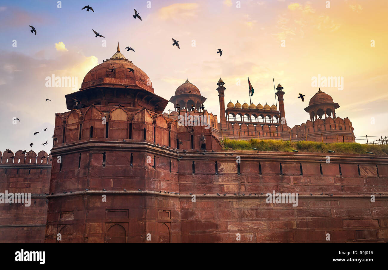 Red Fort in Delhi historisches Denkmal bei Sonnenaufgang mit Tauben fliegen. Stockfoto