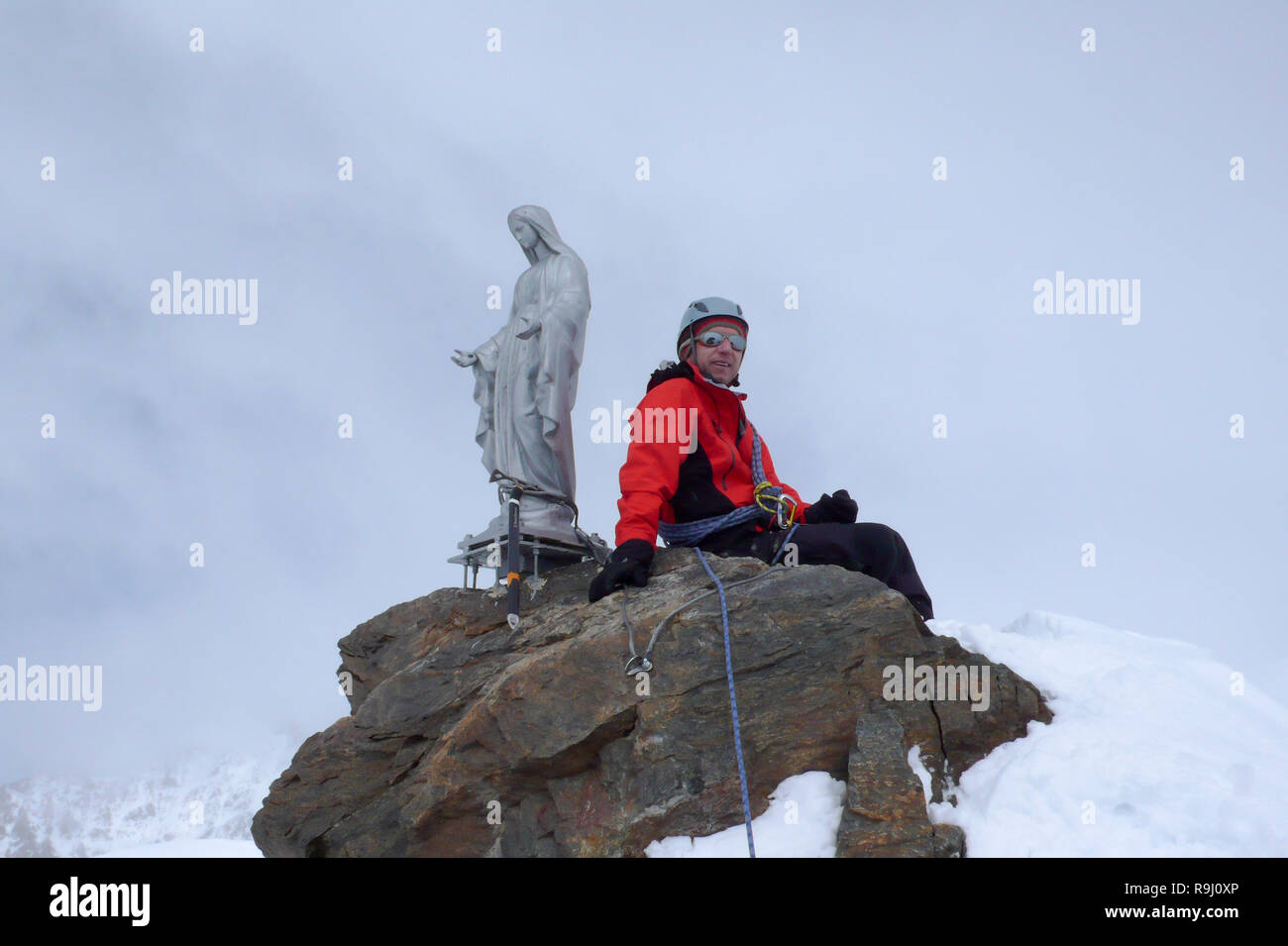 Backcountry Skifahrer und Bergsteiger auf dem Gipfel des Corno Nero in den Alpen Italien an einem Wintertag Stockfoto