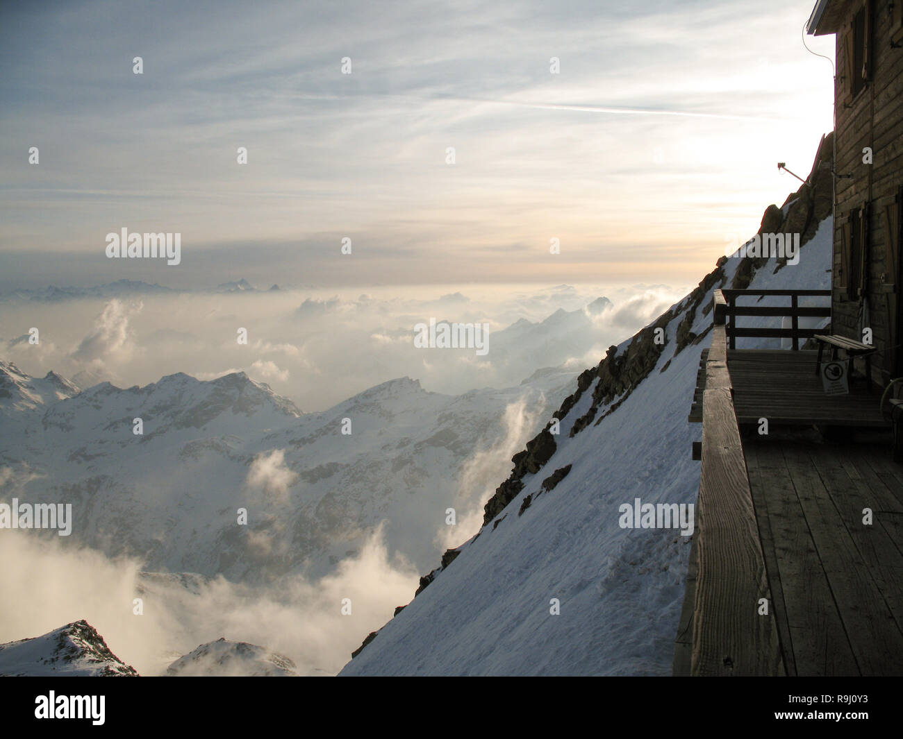 Balkon der Hütte auf der Signalkuppe mit einem tollen Blick auf die Alpen rund um Zermatt im Monte Rosa Bereich in der Schweiz Stockfoto