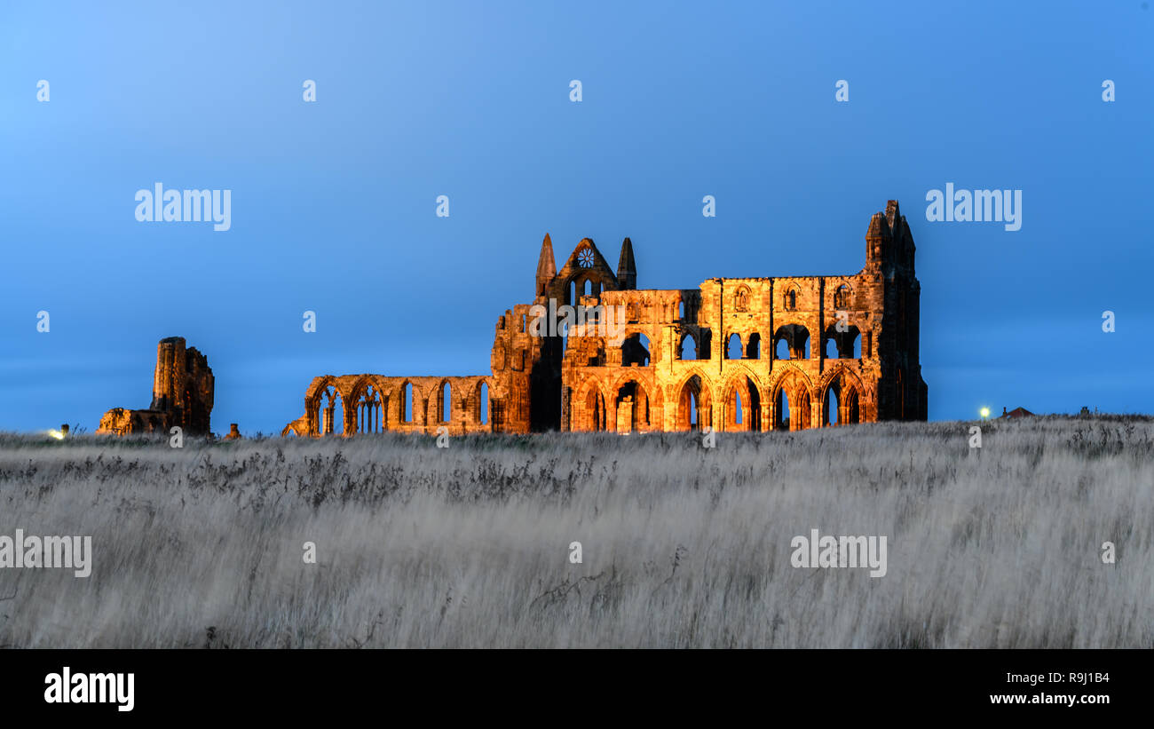 Whitby Abtei in der Abenddämmerung Stockfoto