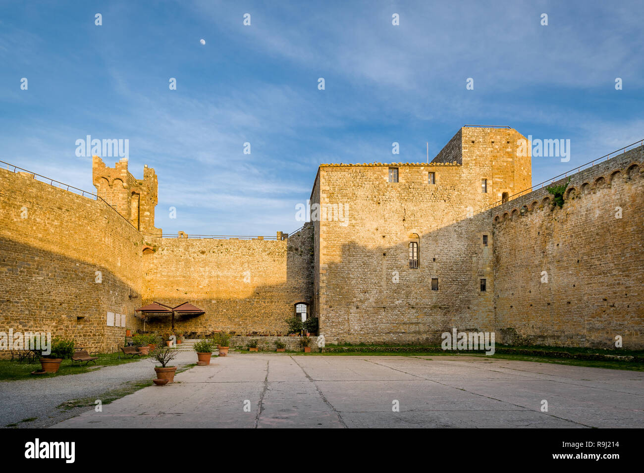 Innenhof von Montalcino Festung und dem Historischen Museum. Toscana, Italien. Stockfoto