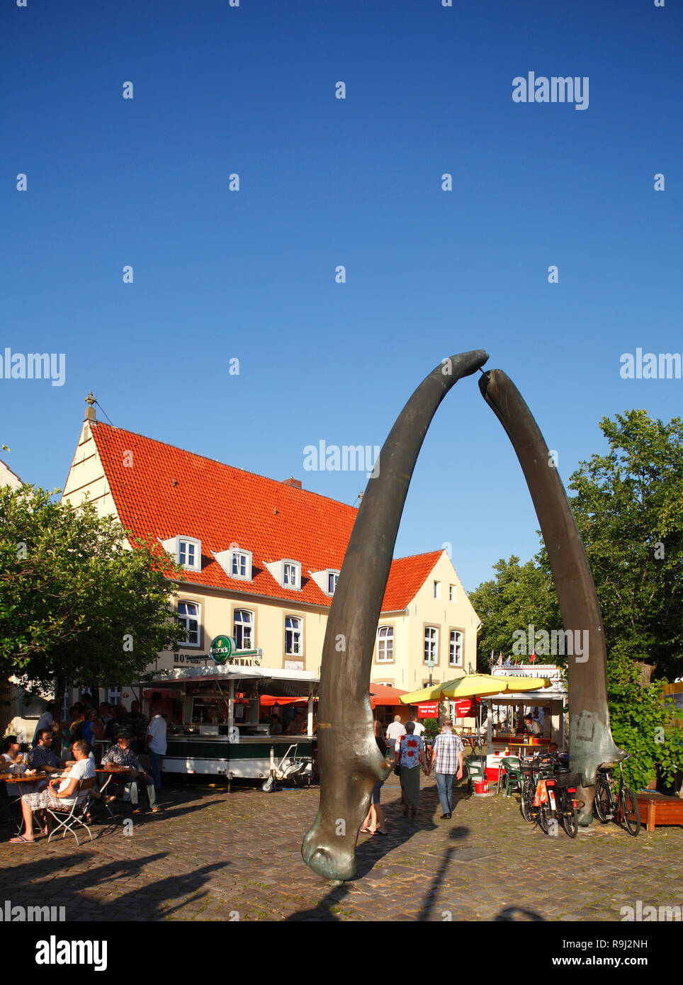 Wal Kiefer am Utkiek und Restaurant Havenhaus in Bremen-Vegesack, Bremen, Deutschland, Europa Ich bin Walfischkiefer Utkiek Restaurant Havenhaus in Breme Stockfoto