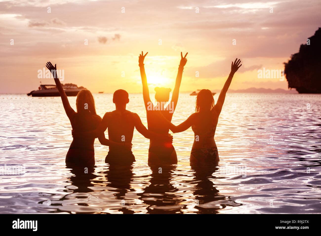 Vier Glückliche Freunde Treffen Sonnenuntergang Am Meer Strand Stehen Im Wasser Und Umarmen Mit 