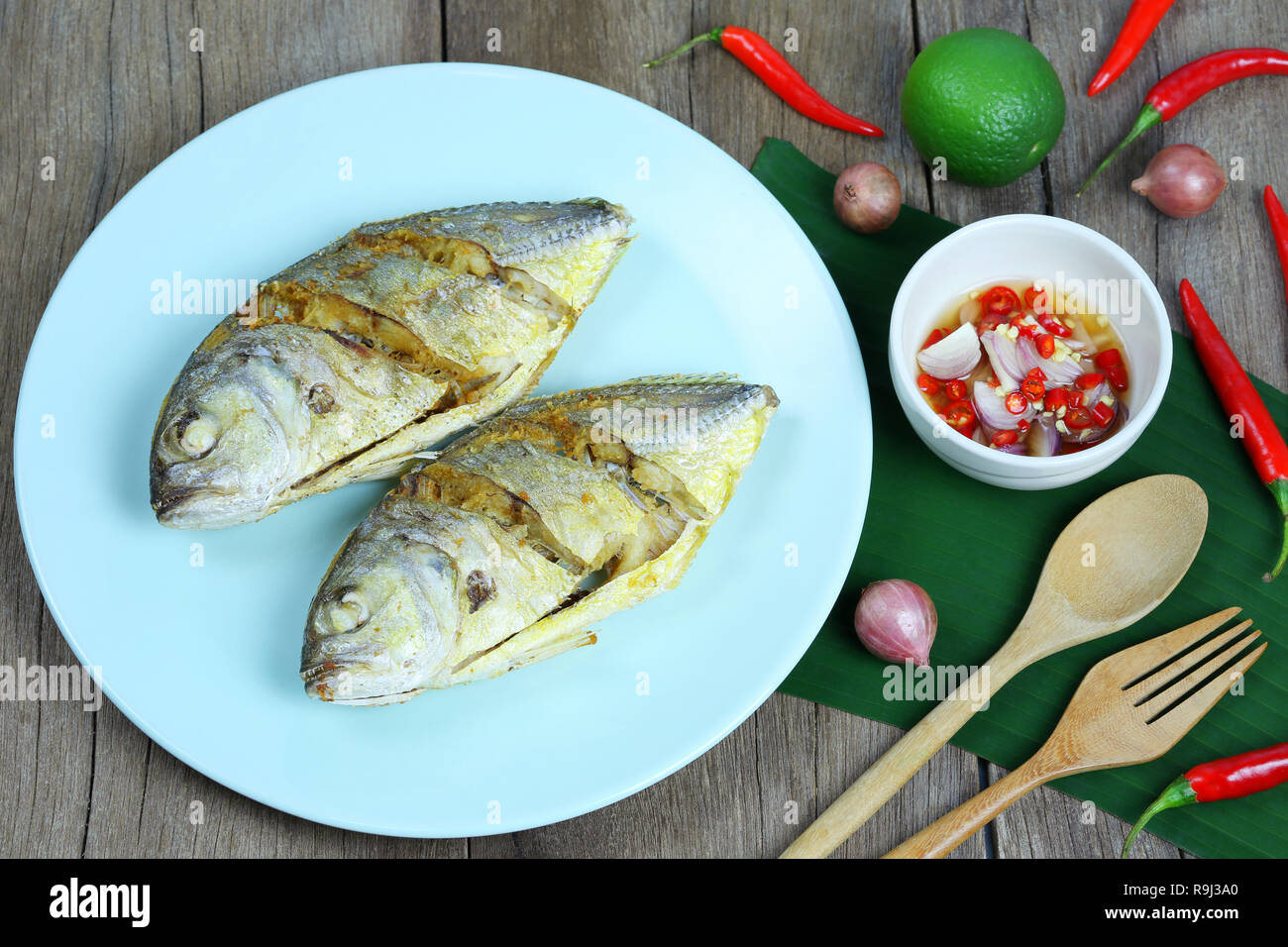 Gebratene Fische in der Platte und Fischsauce mit würzigen auf Tabelle, Meeresfrüchte der thailändischen Speisen. Stockfoto