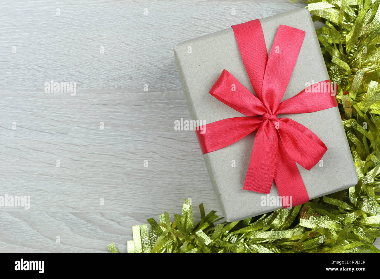 Braun Geschenkverpackung mit roter Schleife auf Holzboden und Dekoration für Weihnachten und Neujahr Konzept für Ihr Design. Stockfoto