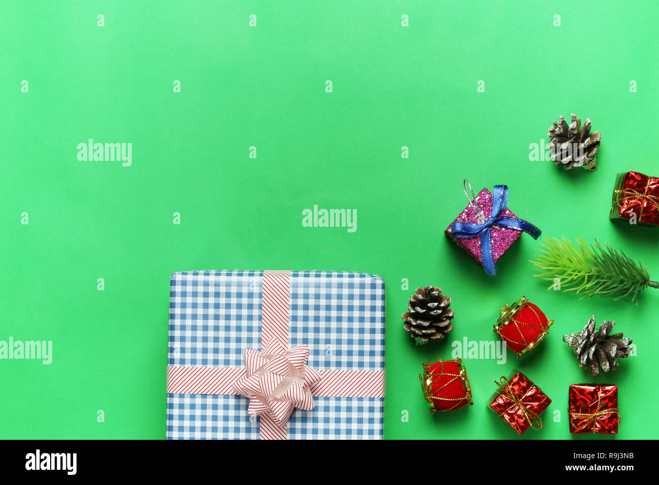 Weihnachtsdekoration auf grünem Papier Hintergrund und haben kopieren Sie Raum für Design in ihrer Arbeit Konzept. Stockfoto