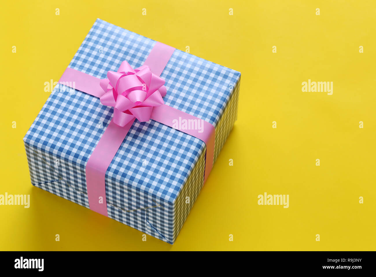 Blue Christmas Gift box auf gelbem Papier Boden gelegt und haben kopieren Sie Raum für Design in ihre Arbeit wichtiger Tag Konzept. Stockfoto