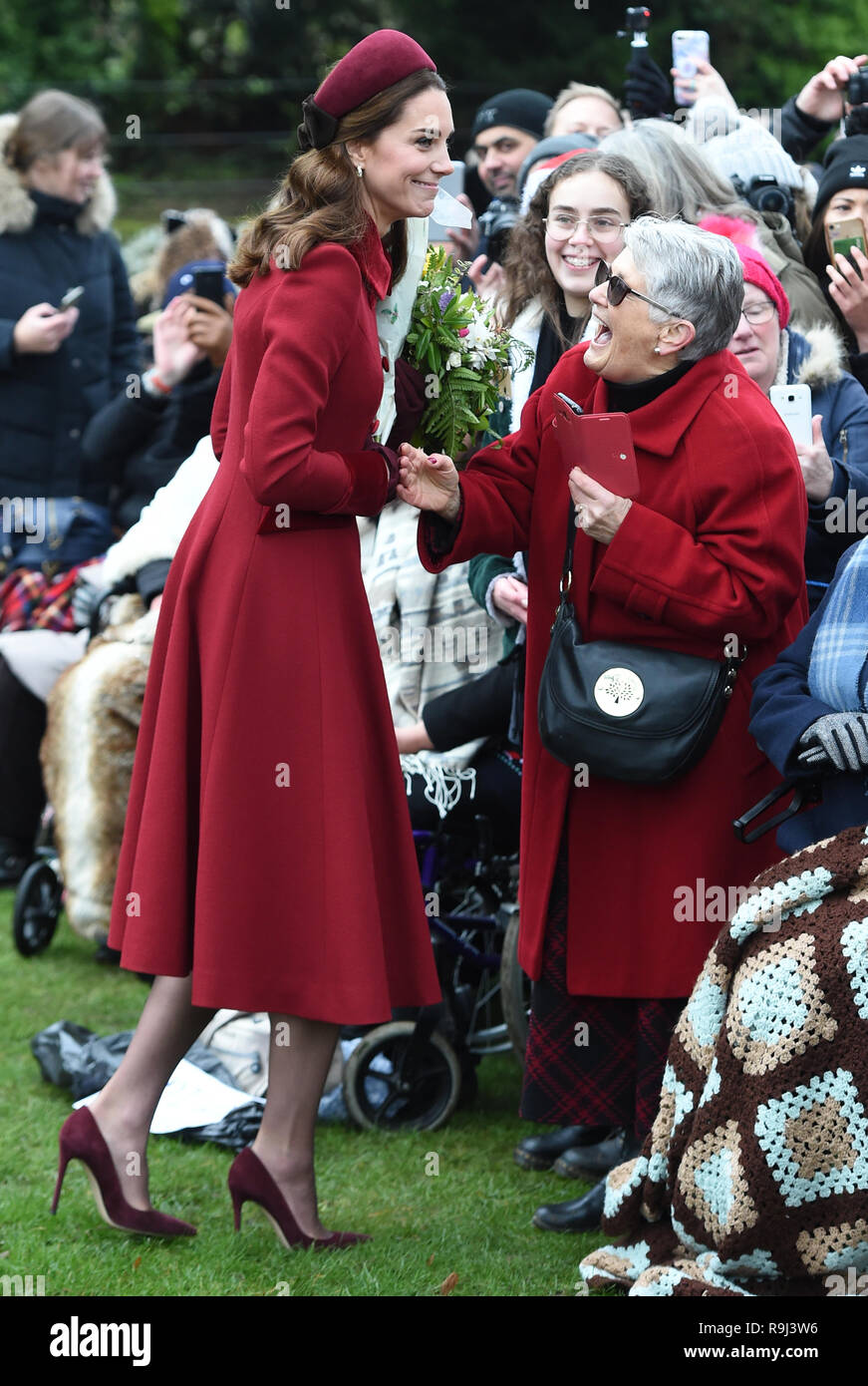 Die Herzogin von Cambridge spricht mit Jill Lee, 71, aus Cambridge, wie Sie ankommt, die Weihnachten Morgen Gottesdienst in der St. Maria Magdalena Kirche in Sandringham, Norfolk zu besuchen. Stockfoto