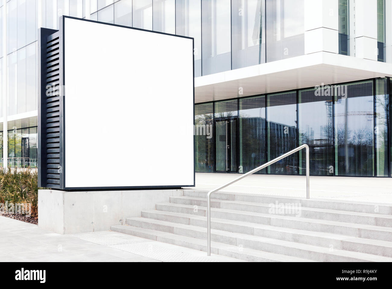 Große leere Outdoor billboard Vorlage mit weißen Kopie Raum mehrere Firmennamen und Logos mit modernen Bürogebäude im Hintergrund hinzufügen Stockfoto