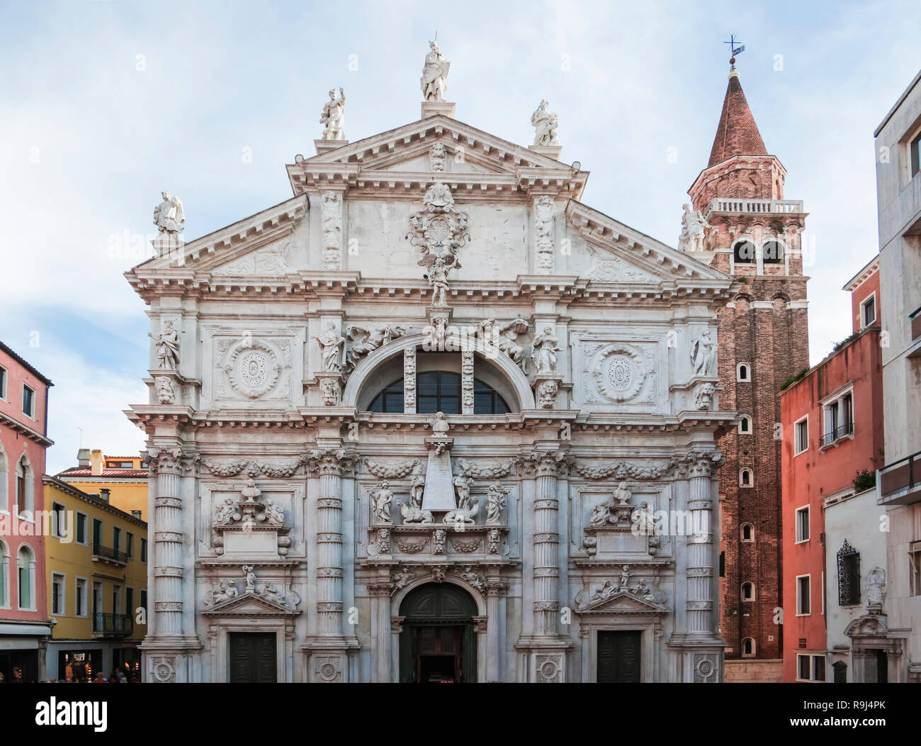 Venedig, Italien, 1.November 2018: die Basilika oder Kirche di San Moise oder Außenansicht. Perspektive Fassade oder Vorderansicht. Alten barocken venezianischen oder italienischen äußere Architektur. Stockfoto