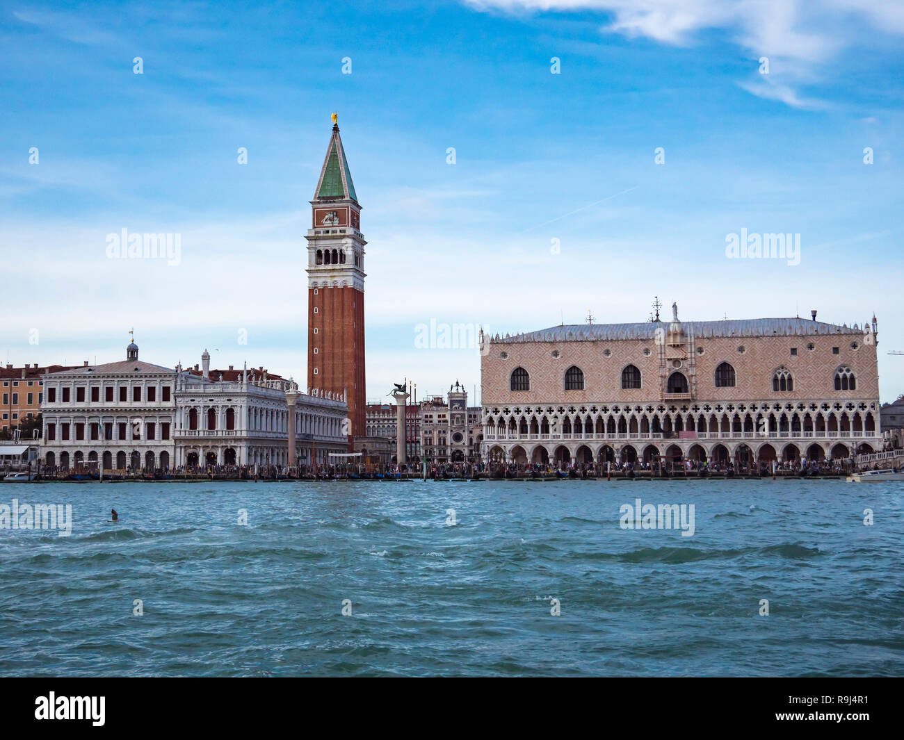 Piazza San Marco oder die Piazza und Dogenpalast Panoramablick vom Speed Boot auf das Meer oder den Kanal schönen Renaissance der italienischen Architektur Wahrzeichen von Venezia venezianische Stadtbild reisen Hintergrund Tag Zeit. Stockfoto