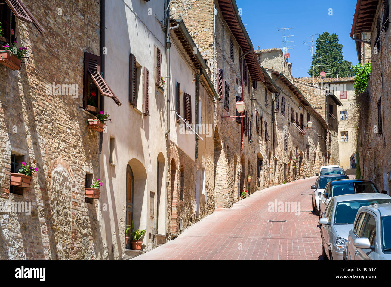 Die Straße führt bergauf nach San Gimignano, der mittelalterlichen Festung. Toskana, Italien. Stockfoto