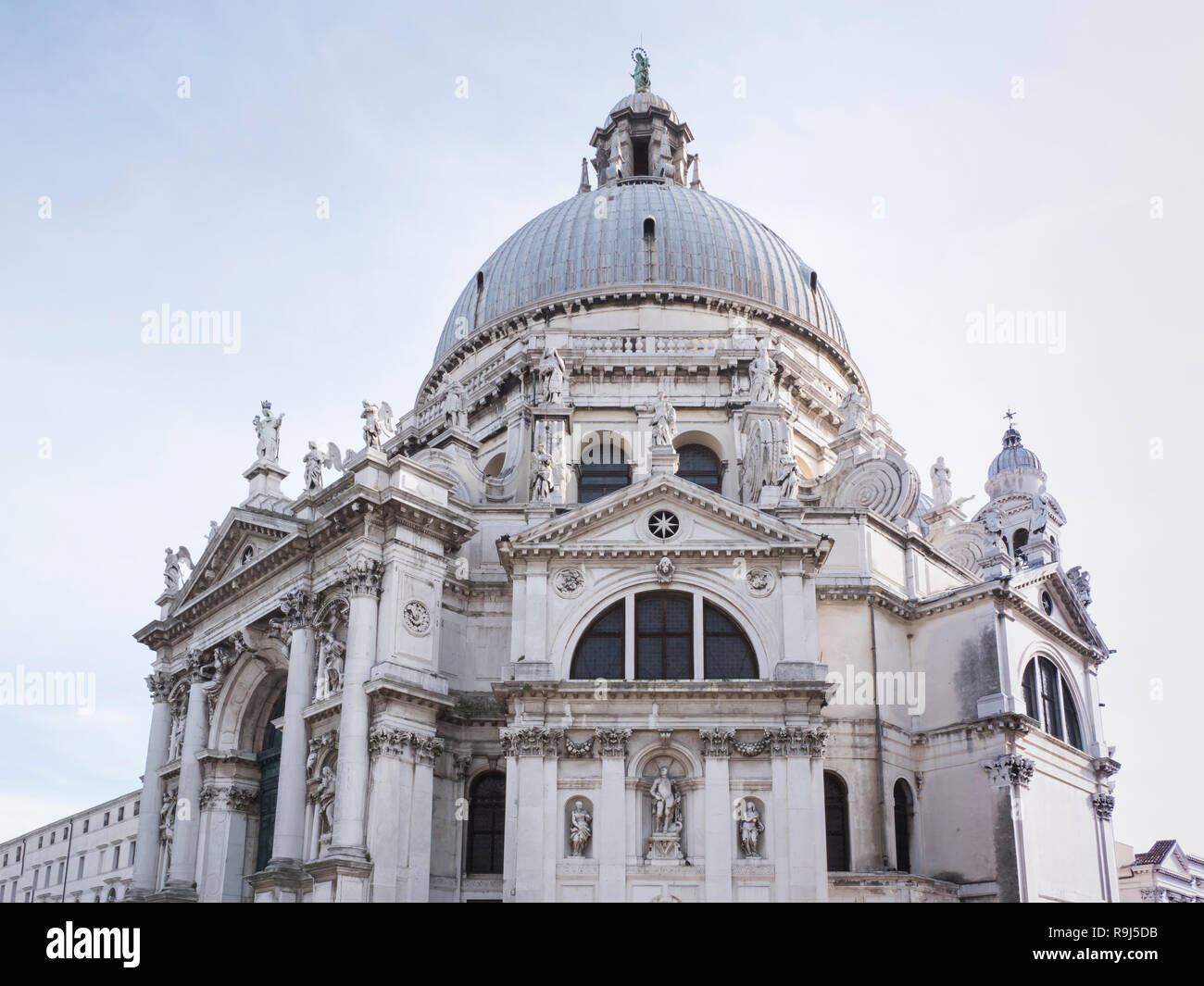 Venedig, Italien, 1.November 2018: Santa Maria della Salute Kirche oder die Basilika Fassade oder Außenansicht. Perspektive äußere Seitenansicht vom Boden aus barocken venezianischen oder italienischer Architektur. Stockfoto