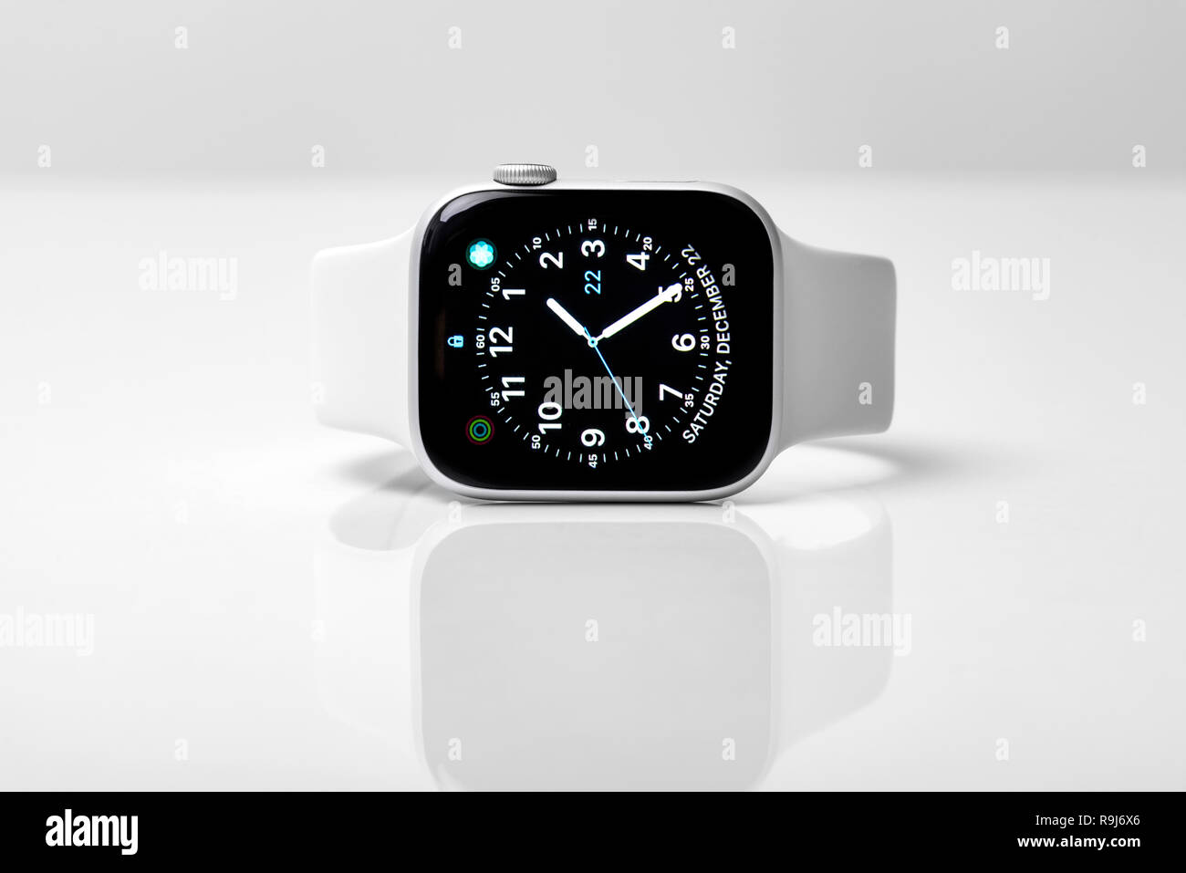 Uschhorod, UKRAINE - Dezember 22, 2018: Neue Apple Watch 4, 44 Zoll auf einem weißen Hintergrund. Apple Watch ist eine Linie von smartwatches entworfen, entwickelt, Stockfoto